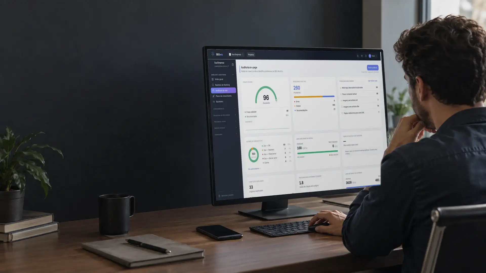 Homem acompanhando no monitor o painel de SEO do site da empresa