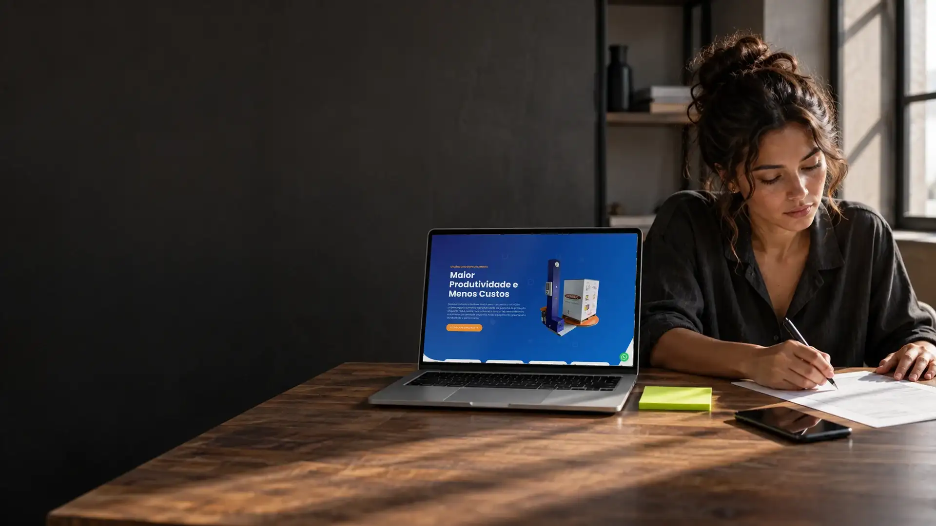 Mulher fazendo anotações ao lado do notebook aberto na landing page de uma campanha